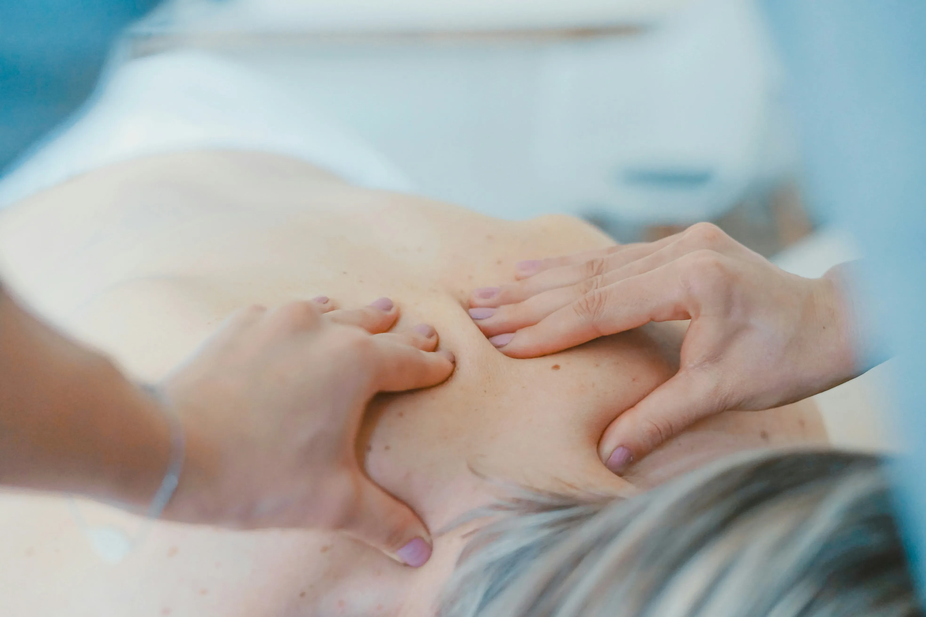 Traitement ostéopathique du dos — mobilisation douce par Marie Grosset